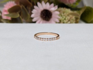 Anillo de Eternidad de Oro Amarillo de 14k con Moissanita Engastada en Media Halo, de Moda, para Mujer, con Certificado de Tercera Parte - Product Image 5