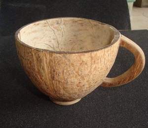 Taza de cáscara de coco natural diseñada para un estilo de vida sin residuos y un consumo de bebidas consciente del medio ambiente. - Product Image 5