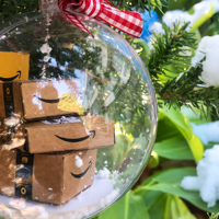 Boule à neige de Noël amusante avec mini boîtes d'amoureux voyageurs, scène de vacances festive, boule de Noël et décorations d'arbre