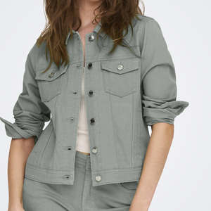 Chaqueta vaquera OEM de hierro forjado para mujer, nuevo diseño, bolsillos en el pecho y cierre de botones diseñado para mujer, comodidad para todas las estaciones - Product Image 1