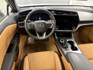 Lexus RZ 450e Premium AWD 2023 avec jantes de 20 pouces - Product Image 4