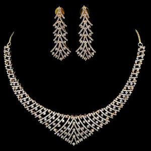 Conjunto de collar blanco clásico Collar de chispa atemporal Conjunto de collar brillante Pendientes Diseñador Conjunto de joyería con acabado plateado para fiesta - Product Image 1