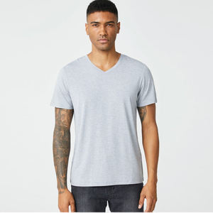 Camiseta de Bambú con Cuello en V Personalizada para Hombre, Fabricantes de Ropa Masculina al por Mayor, Camiseta de Alta Calidad de Bambú y Elastano para Hombre - Product Image 3