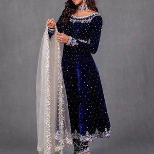 Vestido Azul Rey Oscuro de Terciopelo Bordado para Mujer, Traje Salwar Kameez Pakistaní para Fiesta de Invierno con Pedrería Plateada - Product Image 2