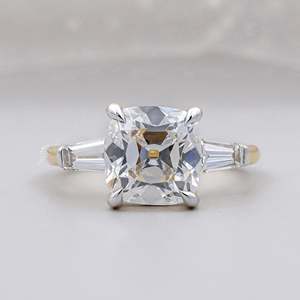Bague de fiançailles certifiée IGI, diamant taille coussin provenant d'une ancienne mine, avec trois pierres, en or jaune et rose, sertie à 4 griffes - Product Image 1