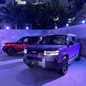SUV de Lujo Moderno, Vehículo Familiar Confortable, Conducción Automática, Vehículo Utilitario Deportivo Elegante, Diseño Inteligente, En Venta - Product Image 3