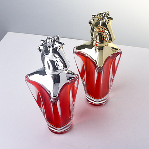 Botella de Perfume de Vidrio Vacía de Lujo de 80 ml, Envase de Fragancia con Forma Única y Tapa Metálica con Cabeza de Caballo Electrochapada - Product Image 6