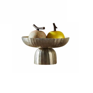 Bol de serveur de fruits profond et arrondi au design novateur Plateau de table Bol à fruits en métal au design moderne Finition dorée - Product Image 3