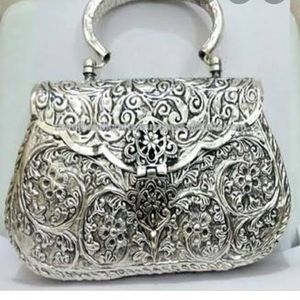 Sac à main de mariée en cuir pour femmes, fait à la main, en argent, finition antique, en laiton, avec chaîne en coton, fermeture à rabat, pour les soirées spéciales - Product Image 1