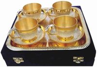 Regalo de negocios y promocional Juego de platillos de 4 tazas de té chapados en oro y plata de latón con bandeja Estilo líder disponible al mejor precio