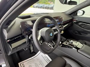 รถยนต์มือสอง BMW ซีรีส์ 5 รุ่น 530i ปี 2024 ขับเคลื่อนล้อหลัง พวงมาลัยซ้าย/ขวา เบาะหนัง ภายในสีเข้ม เกียร์อัตโนมัติ - Product Image 4