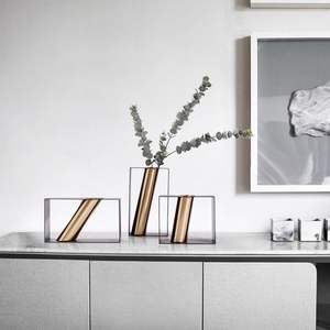 Jarrón Elegante y Minimalista Hecho a Mano de Aleación de Zinc y Hierro, Diseño Costero Artesanal, Jarrón Clásico para Interiores del Hogar, Zahid Exports - Product Image 1