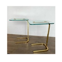 Table d'appoint en bois d'inspiration vintage avec des détails sculptés et une étagère inférieure pratique pour rehausser les intérieurs classiques et chaleureux d'aujourd'hui