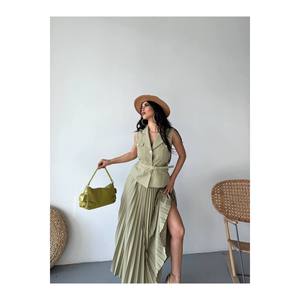 Completo gonna a pieghe da donna con gilet abbottonato con cintura elegante - Product Image 6