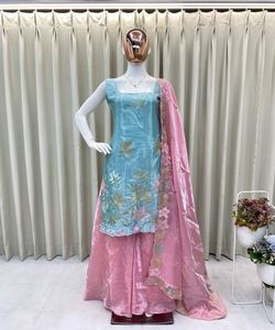 Fancy Satin Top Sharara con estampado digital y Dupatta bordada para un estilo estacional. - Product Image 1