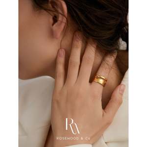 Anello Unisex a Fascia Spessa Impermeabile, Anello Doppio con Intarsio Dorato 4mm, Anello Maschile Resistente all'Ossidazione, Idea Regalo - Product Image 5