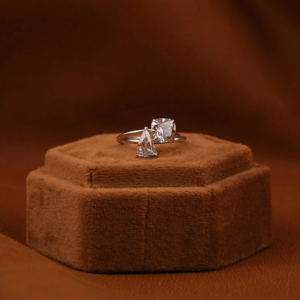 Anillo de compromiso de diamante de moissanita con corte de Cojín cuadrado y Triángulo de oro macizo de 14KT, anillo de compromiso elegante clásico de lujo - Product Image 2