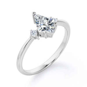 Bague à trois pierres en moissanite de 1,50 carat, forme cerf-volant et ronde, en or blanc - Product Image 2