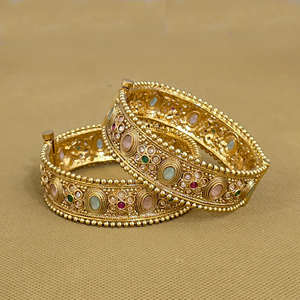 Exportateur de bijoux de mode artificiels en Inde Bracelets ouvrables antiques avec placage à l'or - Product Image 1
