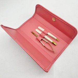 Pince à sourcils en acier durable plaqué or nu Ciseaux à ressort avec logo personnalisé avec pointes pointues inclinées pour une utilisation en beauté - Product Image 1