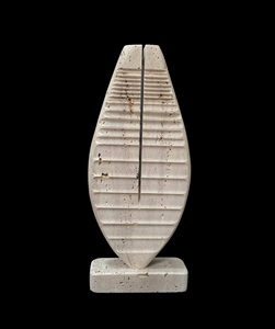 Sculpture abstraite de feuille en pierre de travertin artisanale, design unique à fente, décoration d'art moderne pour un style d'intérieur élégant - Product Image 1