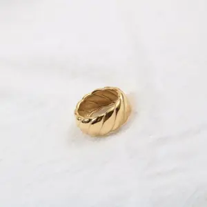 แหวนเพชรโมอิสซาไนต์ดีไซน์สวยหรู ประดับเพชรทรงมาร์คีส์ ชุบทอง เหมาะสำหรับงานแต่งงานและงานเลี้ยงสำหรับผู้หญิง - Product Image 2