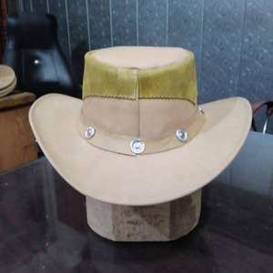 Ceci est un chapeau haut de forme en cuir noir avec un bandeau en concho argenté, similaire au style signature de Slash de Guns N' Roses. - Product Image 3