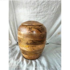 Urne de crémation classique en bois naturel fait à la main pour cendres humaines, adaptée à une niche dans un colombarium - Product Image 3