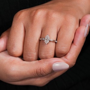 Bague personnalisée de luxe en or 14 carats avec bande torsadée et sertissage à griffes, pour fiançailles et mariage, ornée de diamants de laboratoire taille marquise et taille ronde, vente en gros - Product Image 4