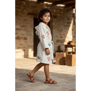 Albornoz Varol 100% Orgánico Hecho a Mano para Niños con Diseño de Huellas de Patas y Toalla de Baño con Diseño de Piedras - Product Image 1