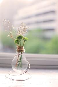 Vase à fleurs design en métal de qualité supérieure avec éléments latéraux floraux en relief pour décoration sophistiquée d'événement ou de mariage - Product Image 4