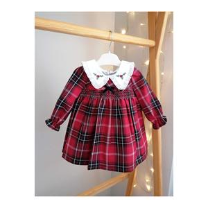 Abito da bambina scozzese rosso con colletto ricamato