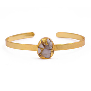 Bracelet ouvert ovale en howlite Mohave plaqué or fait à la main, bijou fantaisie ajustable - Product Image 1