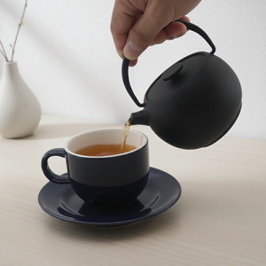 Théière en fonte émaillée durable 3009443-0.3 pour le thé, l'espresso et les dégustations en gros - Product Image 1