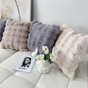 Cozy 18x18 Faux Fur Pillow Funda decorativa de punto suave para el hogar y el hotel Sofá y sofá sin látex Funda de almohada esponjosa de felpa - Product Image 1