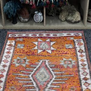 Alfombra Vintage de 2.8x9.7 pies, Alfombra Turca Pequeña, Alfombra Geométrica Naranja - Product Image 4