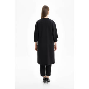 Cape noire brodée avec manches pour l'automne en tissu tissé - Product Image 3