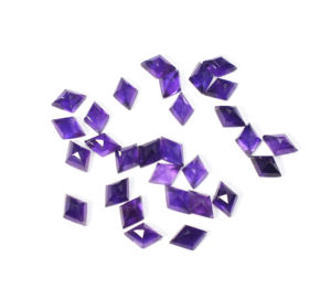 พลอยอะมีทิสต์ธรรมชาติทรงว่าวเจียระไน ขนาด 14x10 มม. จำนวน 29 เม็ด น้ำหนัก 102.25 กะรัต - Product Image 2