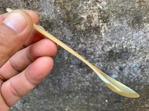 Cuillère en corne de buffle naturelle, fabriquée à la main et polie, parfaite pour servir des épices, des condiments ou pour une utilisation décorative sur la table, de haute qualité - Product Image 2