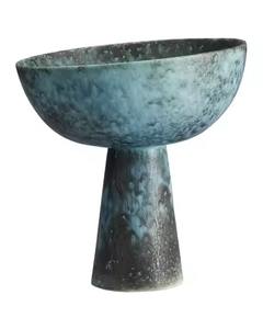 Cuenco decorativo artístico de metal negro con forma elevada, ideal para un estilo elegante para el hogar y un acento de decoración de mesa - Product Image 2