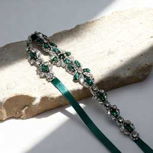 Cinturones de Novia Bridella BS167KL con Pedrería Esmeralda, Ajuste Cómodo, para Bodas, Bailes de Graduación y Eventos Formales - Product Image 2