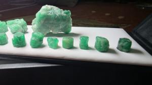 Gema Brillante, Esmeralda Natural de Cristal, 205 Quilates |   Espécimen de Esmeralda Verde Cruda con Corte Hexagonal |   Valle de Swat, Pakistán |   Colector - Product Image 2