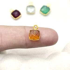 Charme en pierre précieuse de quartz citrine carrée 8x8mm facetté plaqué or pour l'artisanat et les bijoux - Product Image 4