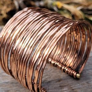 Brazalete de Latón Hecho a Mano, Brazalete y Pulsera de Cobre con Dijes, Diseño Moderno, Pieza de f s international - Product Image 1