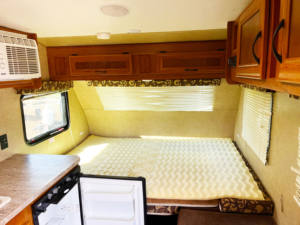 Remorque hybride tout-terrain 4X4 de 15 pieds en tôle galvanisée caravane familiale de 15 pieds avec couchette et tenue pour le camping en plein air - Product Image 3