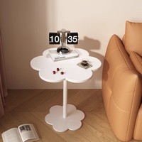 Table basse minimaliste moderne en forme de nuage crème, multifonctionnelle et compacte, pour petit salon.