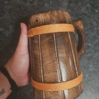 Holz-Bierkrug im Naturholzdesign mit Gelbem Seilakzent, 0,5 Liter, Handgefertigt, Tragbar, Langlebig, Modernes Naturhandwerk