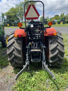 Achetez un tracteur utilitaire Kubota M5-111 à moteur diesel pour le travail du sol, la semence, l'agriculture, l'aménagement paysager et les opérations agricoles générales - Product Image 3