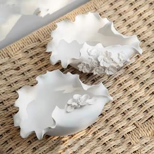 Bol décoratif blanc avec design antique Plateau de pièce maîtresse de style vintage élégant pour la table de salon à la maison ou l'affichage d'événements - Product Image 5