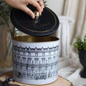 Bidon rond en métal Vintage Cityscapes Illustration avec une capacité de 3,5 L 175x155mm poignée de bouton charme du vieux monde - Product Image 1